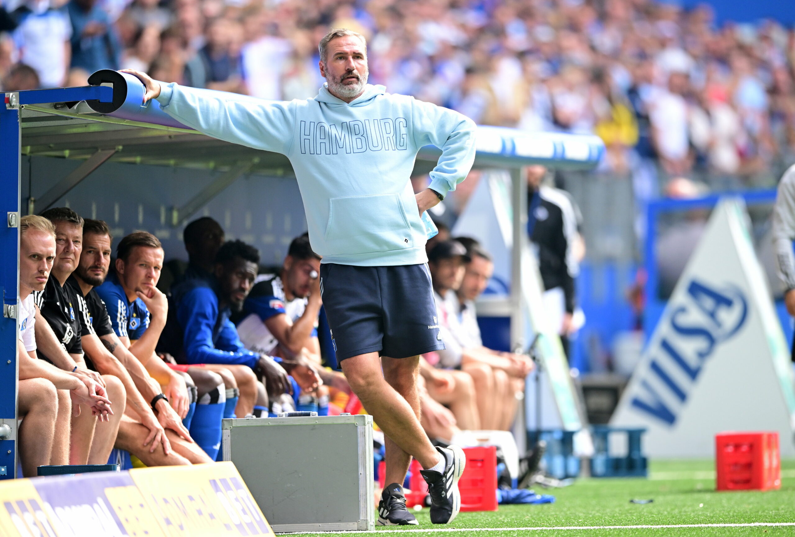 HSV-Trainer Tim Walter lehnt an der Ersatzbank