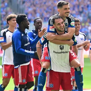 HSV-Spieler feiern den Sieg gegen Rostock