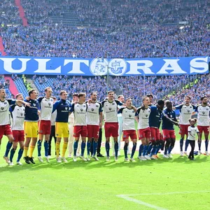 Die HSV-Profis feiern den heimsieg mit ihren Fans