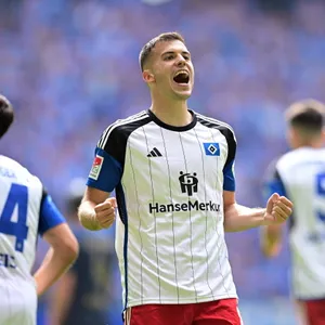 László Bénes jubelt über sein Tor gegen Rostock.