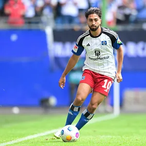 Immanuel Pherai dribbelt mit dem Ball.