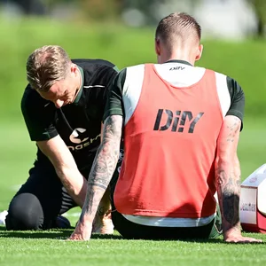 Eric Smith wird vom Physiotherapeuten James Morgan behandelt