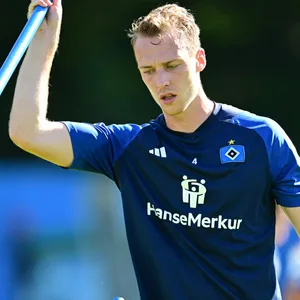 HSV-Kapitän Sebastian Schonlau mit einer Stange im Training
