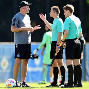 Tim Walter im Gespräch mit den Schiedsrichtern nach dem Testspiel gegen Volendam