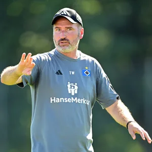Tim Walter gibt Anweisungen im HSV-Training.