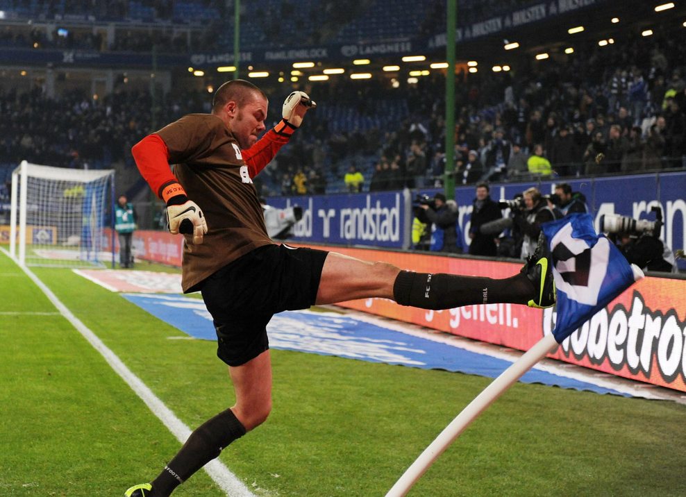 Benedikt Pliquett tritt wütend gegen die HSV-Eckfahne