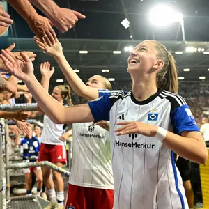 HSV-Frauen um Hannah Günther jubeln mit den Fans