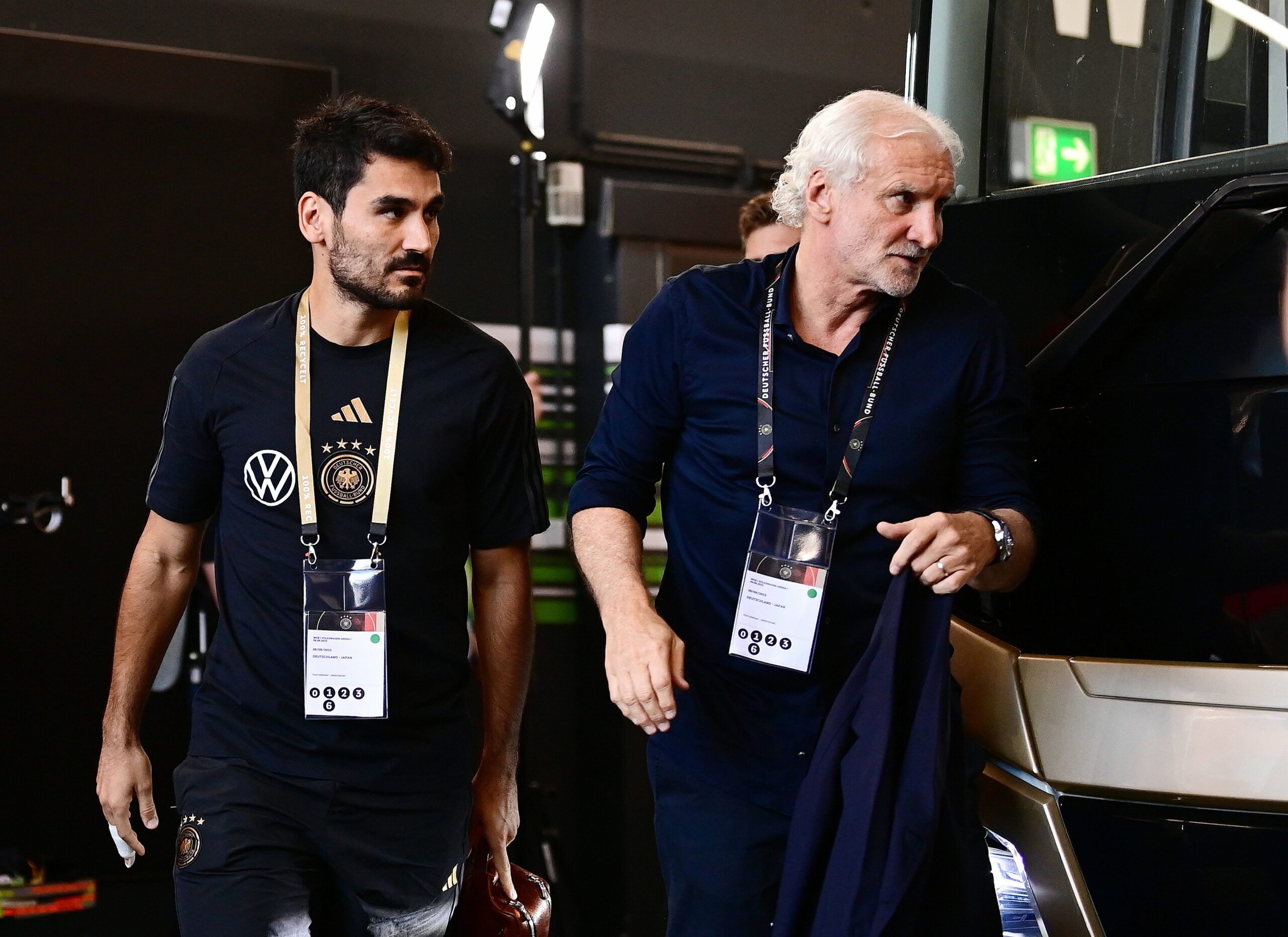 Rudi Völler und Ilkay Gündogan kommen mit dem Bus an.