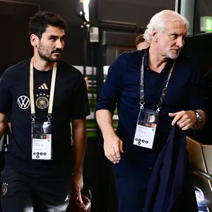 Rudi Völler und Ilkay Gündogan kommen mit dem Bus an.