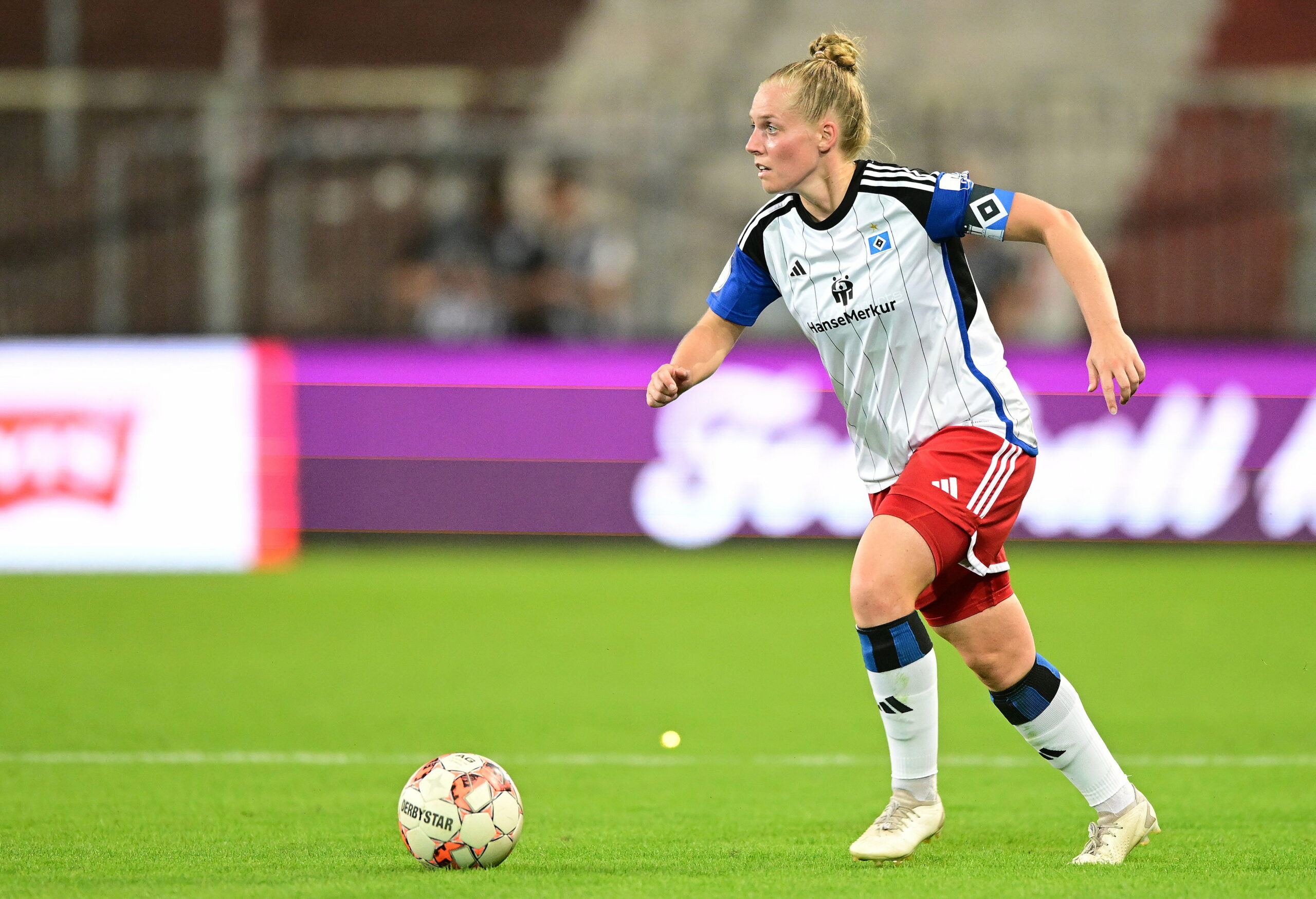 HSV-Spielerin Sarah-Vanessa Stoeckmann gegen St. Pauli