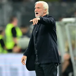 Rudi Völler gibt an der Seitenlinie Anweisungen