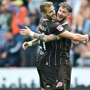 St. Pauli-Profis Ritzka und Hartel jubeln zusammen gegen Kiel