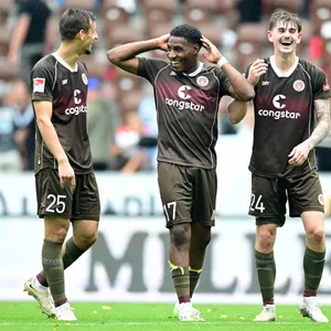 Adam Dzwigala, Oladapo Afolayan und Connor Metcalfe freuen sich über das 5:1 gegen Kiel.