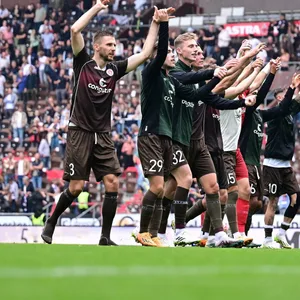 Endlich wieder jubeln! St. Paulis Profis feiern den 5:1-Heimsieg gegen Kiel mit den Fans.