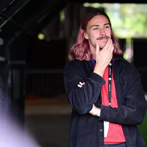 Jackson Irvine als Zuschauer beim Spiel des FC St. Pauli gegen Kiel