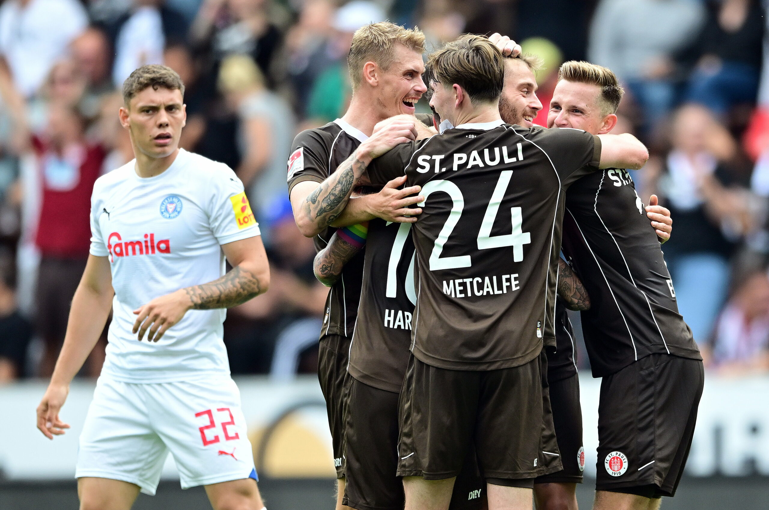 St. Pauli-Profis bejubeln den Treffer von Lars Ritzka