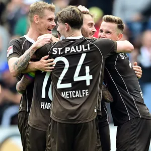 St. Pauli-Profis bejubeln den Treffer von Lars Ritzka
