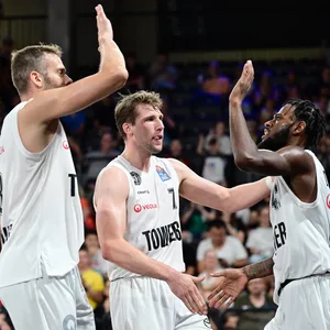 Jonas Wohlfarth-Bottermann, Lukas Meisner und Aljami Durham jubeln