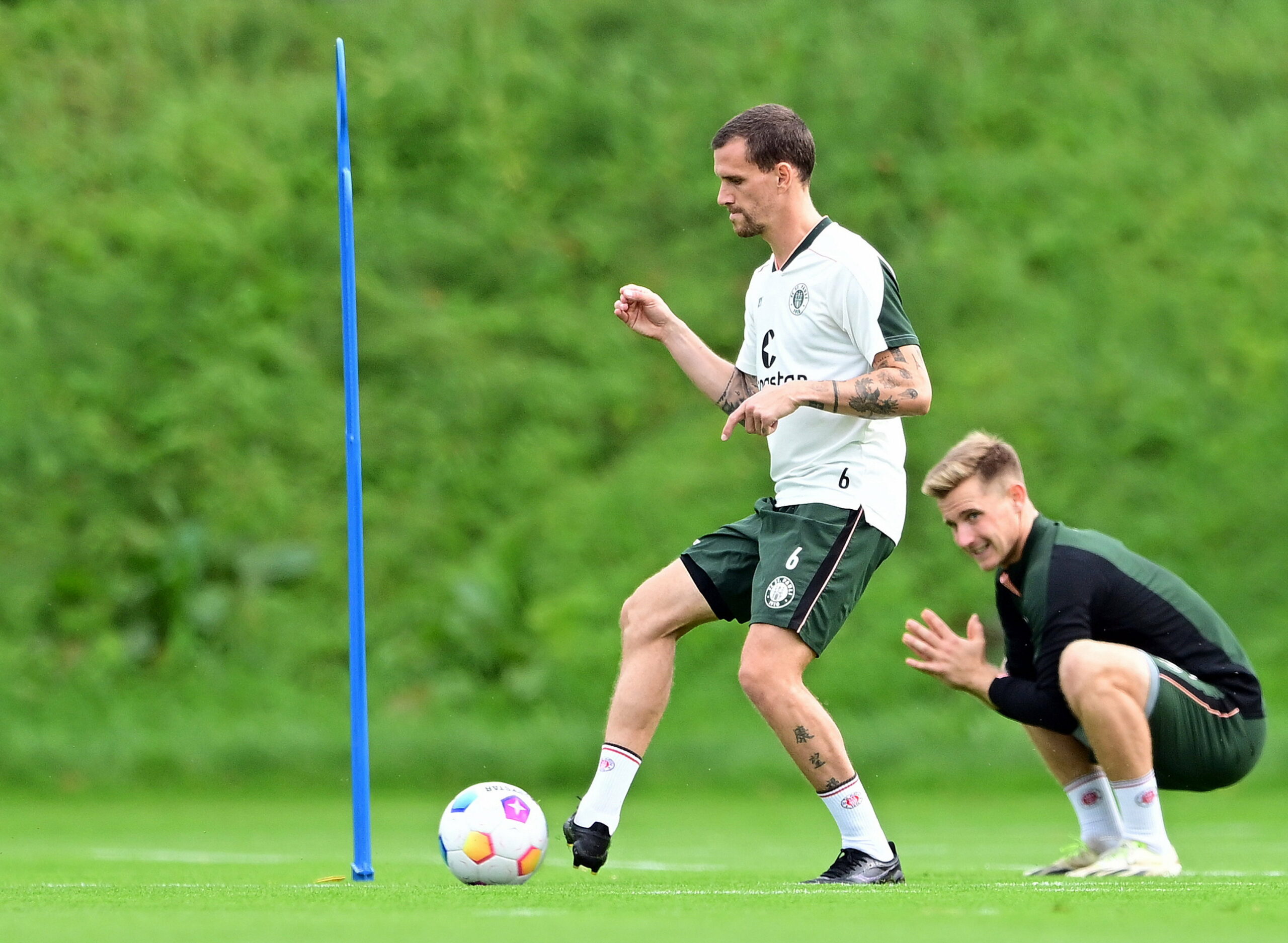 Simon Zoller und Johannes Eggestein beim Training des FC St. Pauli