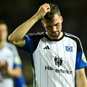 Wie konnte das passieren? Jonas Meffert fasst sich nach dem 1:2 in Osnabrück grübelnd an den Kopf.