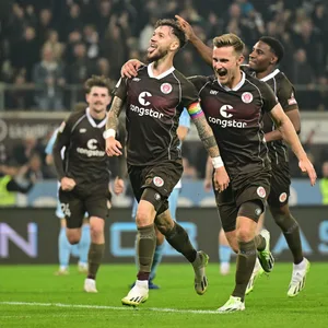Jubel St. Pauli nach Tor Marcel Hartel