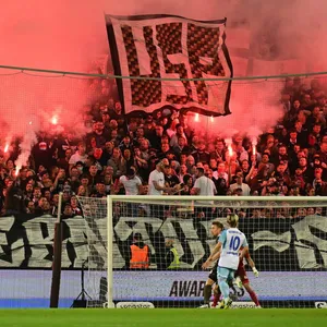 St. Pauli-Fans zünden bengalische Feuer gegen Schalke
