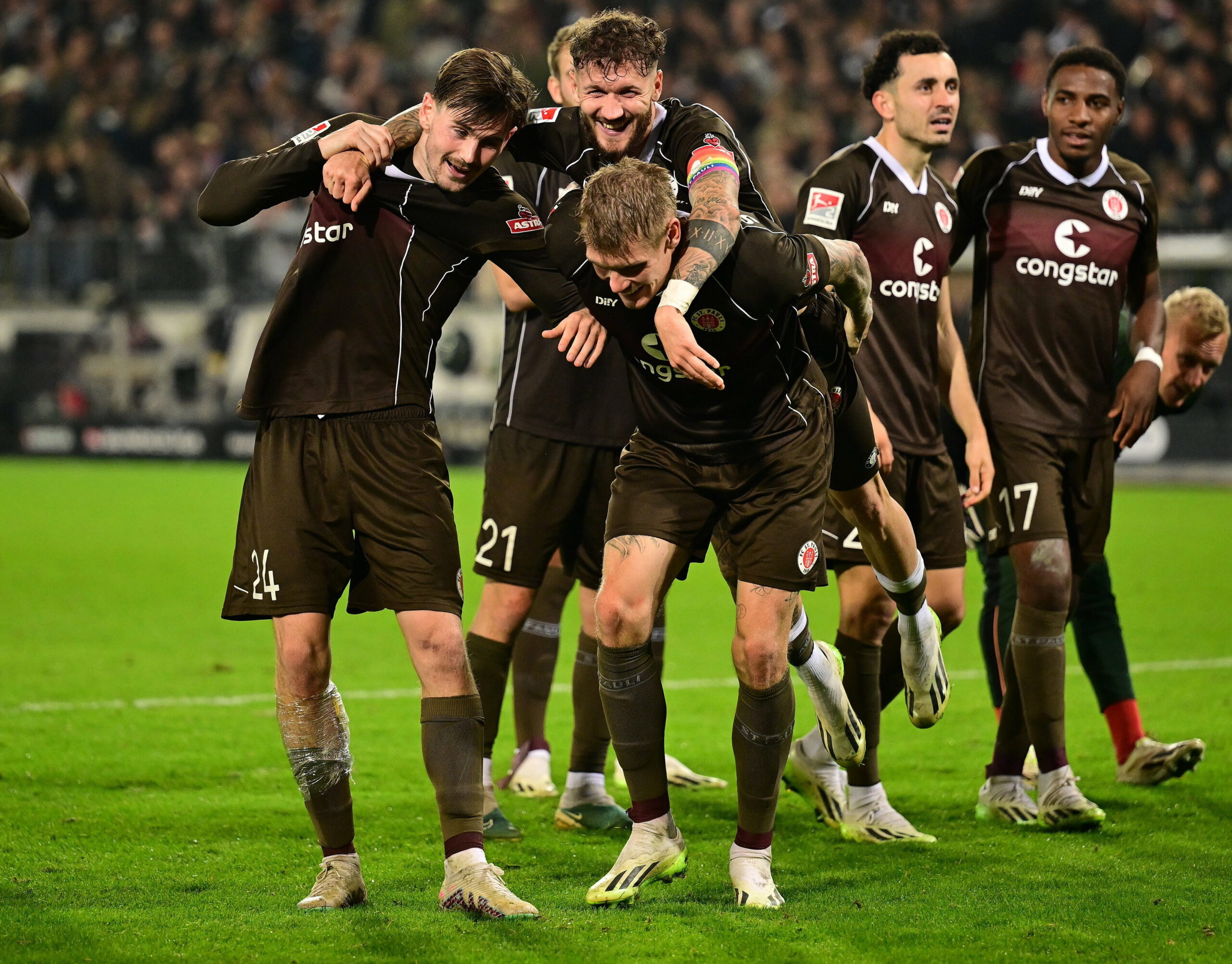 St. Paulis Profis feiern das 3:1 gegen Schalke