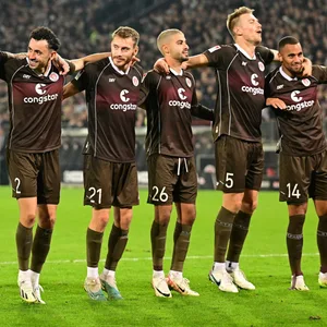 St. Paulis Profis tanzen vor der Südtribüne