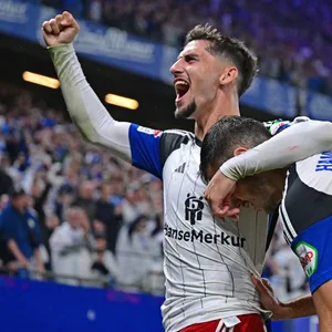 László Bénes jubelt für den HSV