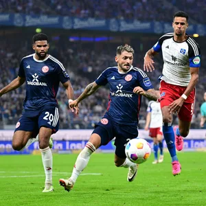 HSV-Torjäger Robert Glatzel (r./gegen Matthias Zimmermann) blieb gegen Düsseldorf torlos.