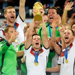 Julian Draxler hebt 2014 den WM-Pokal in die Höhe