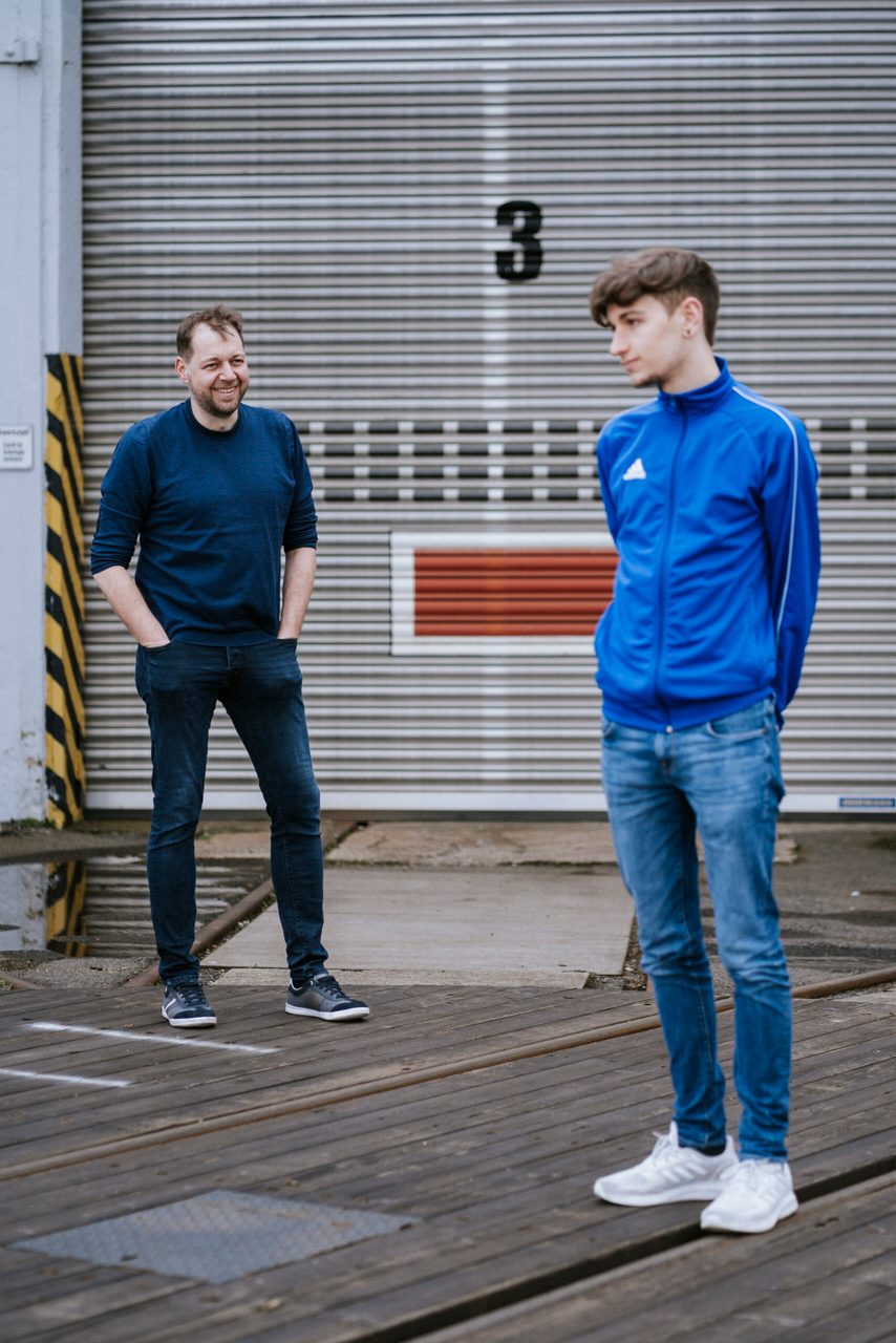 Mirco und Jason von Juterczenka vor einem Tor