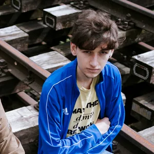 Mirco und Jason von Juterczenka auf Bahngleisen