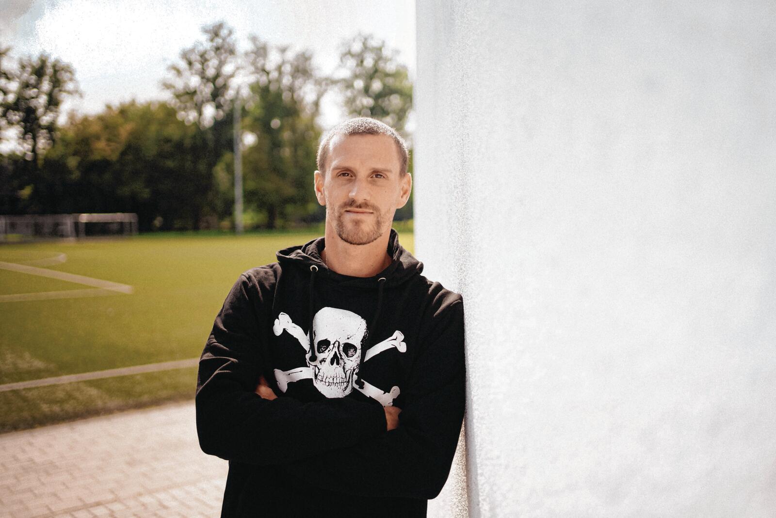 Simon Zoller im Pullover des FC St. Pauli