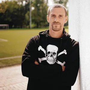 Simon Zoller im Pullover des FC St. Pauli