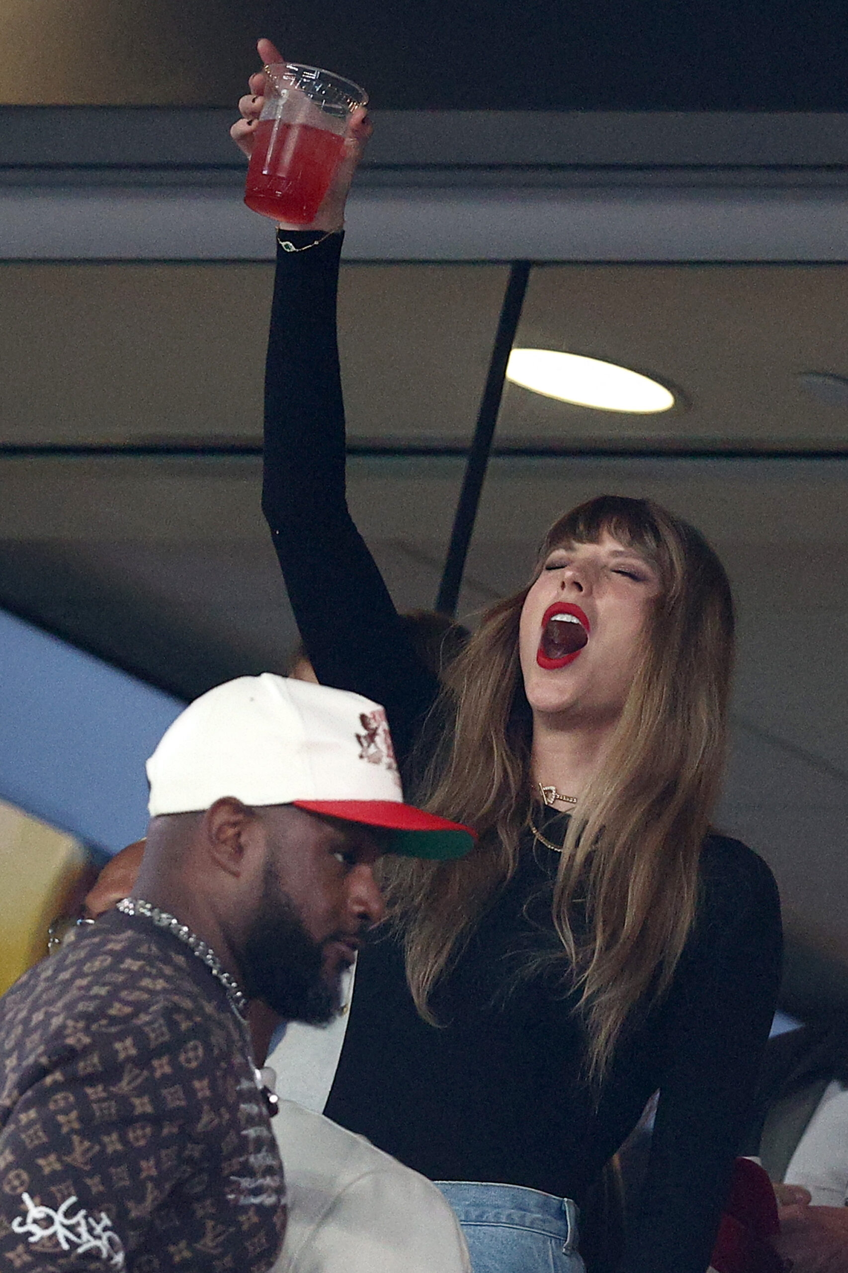 Taylor Swift auf der Tribüne beim Spiel der Kansas City Chiefs gegen die New York Jets