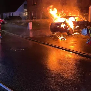 Audi in Flammen – Polizei ermittelt