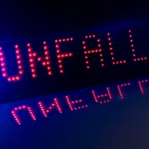 Polizei im Einsatz bei einem Unfall (Symbolbild).