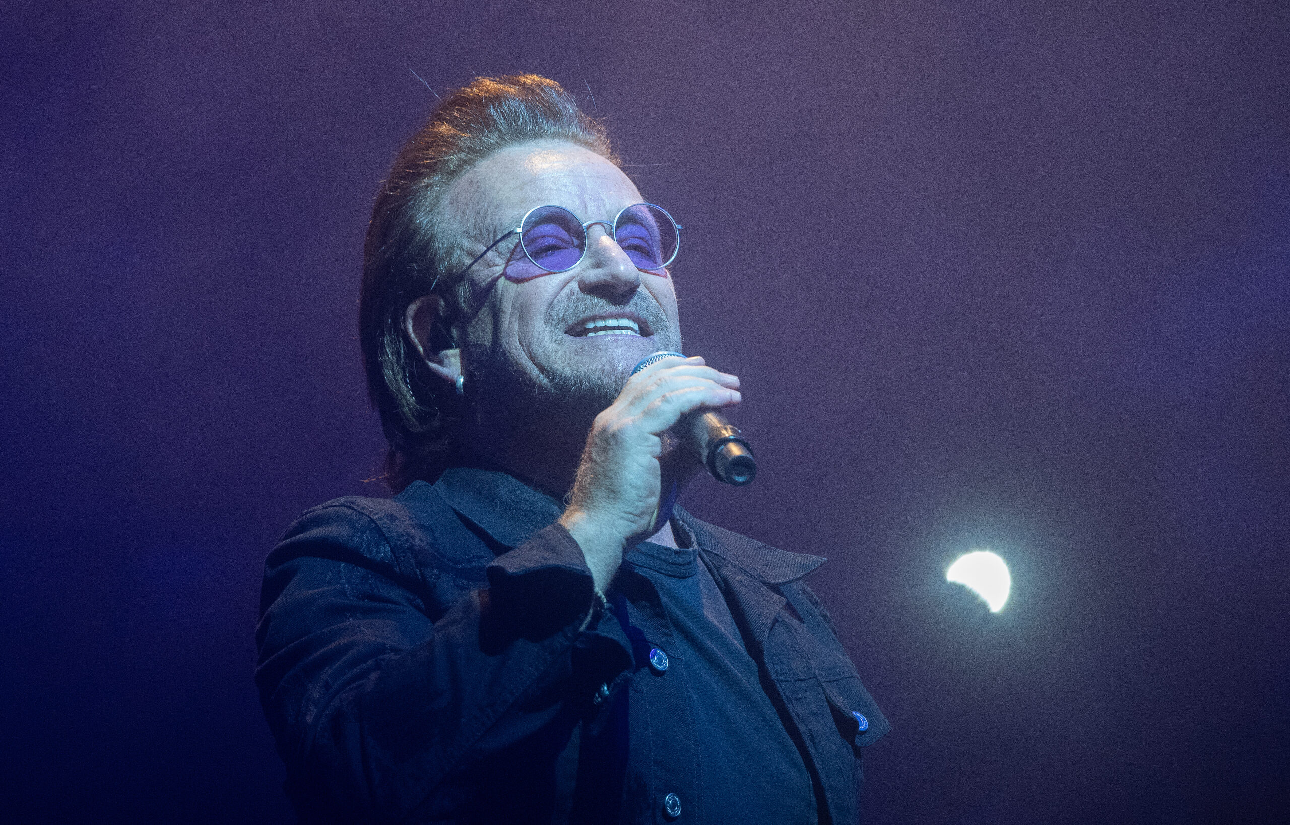 Berlin: Paul David Hewson (Bono), Sänger der irischen Rockband U2, singt beim Konzert seiner Band in der Mercedes-Benz-Arena. (Archivbild)