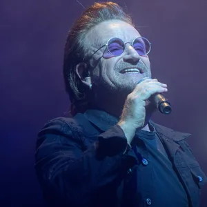 Berlin: Paul David Hewson (Bono), Sänger der irischen Rockband U2, singt beim Konzert seiner Band in der Mercedes-Benz-Arena. (Archivbild)