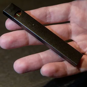 Ein Mann hält eine E-Zigarette in der Hand. (Symbolbild)