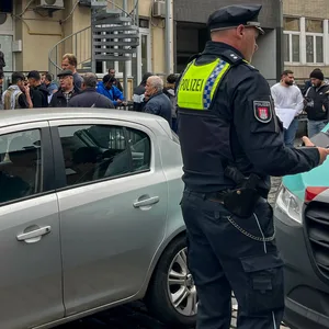Die Polizei war auch vor den Moscheen präsent – hier ein Beamter vor der Sêyh Saîd Moschee in der Nähe des Hansaplatzes.