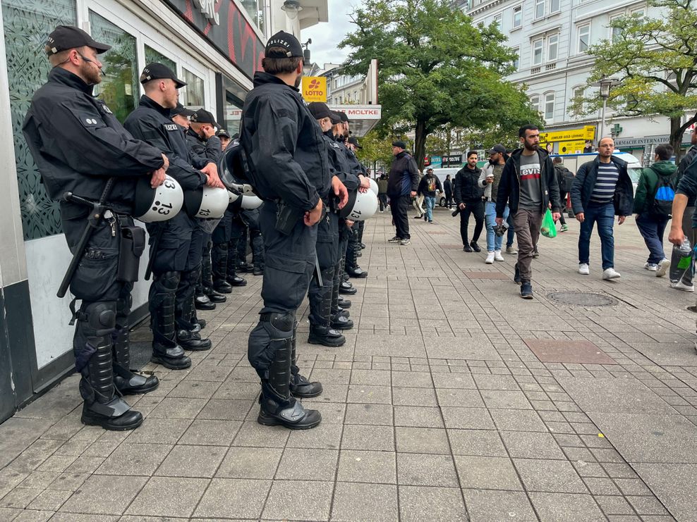 Die Polizei war mit rund 650 Einsatzkräften im Innenstadtbereich vor Ort – wie hier auf dem Steintorplatz.