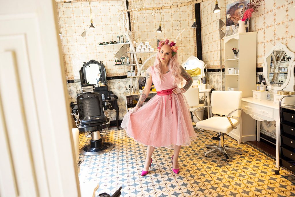 Belle la Donna ist nicht nur Sängerin und Burlesque-Tänzerin, sondern auch Hair- und Make-up-Stylistin. Ihren Laden hat sie natürlich auch auf St. Pauli.