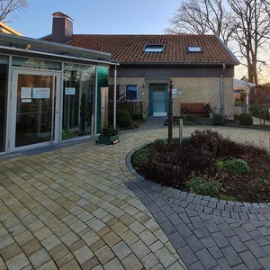 Sonnenaufgang über dem Blumenbeet: Der Umzug in ein Hospiz bedeutet das Lebensende, heißt aber nicht, dass es keine Lebensfreude mehr gibt.