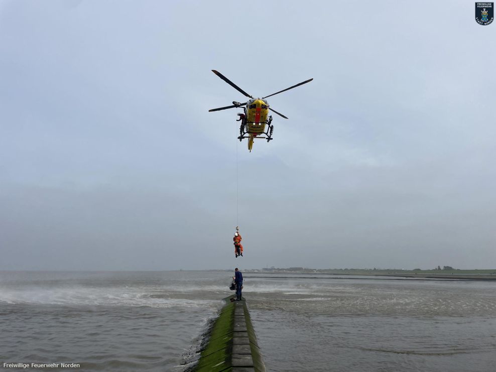 Hubschrauber mit Notarzt am Seil