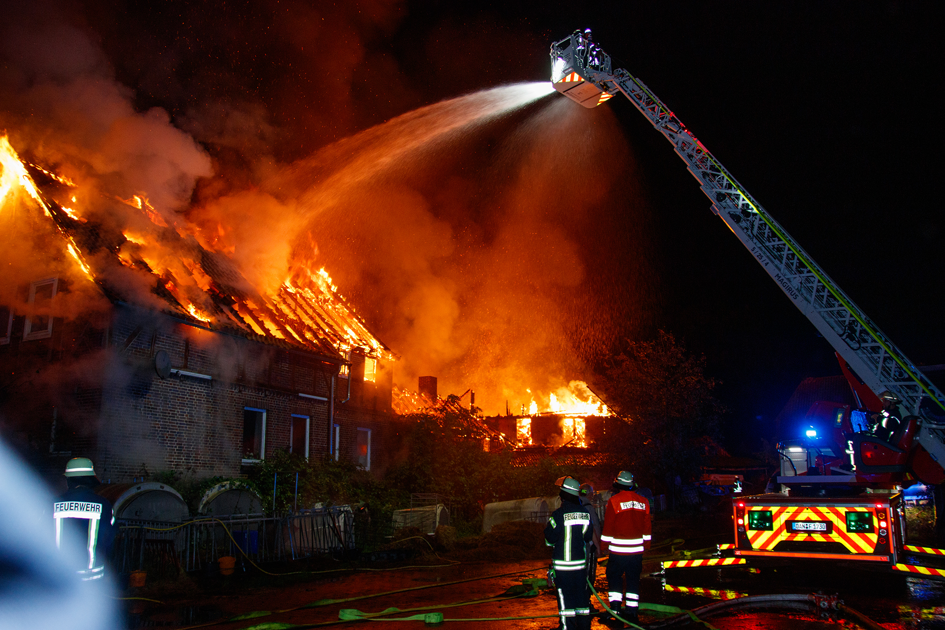 Großbrand im Norden – Scheune und Wohnhaus brennen nieder