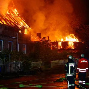 Großbrand im Norden – Scheune und Wohnhaus brennen nieder