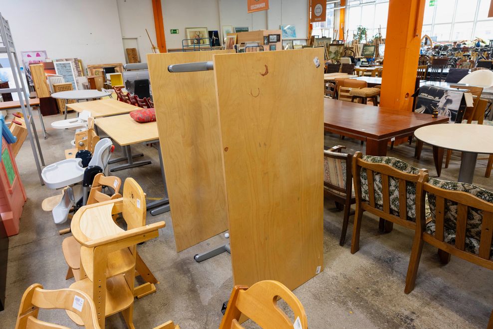 Schreibtisch mit Rotweinflecken im Kaufhaus Stilbruch