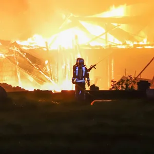 Die leerstehende Halle stand komplett in Flammen.